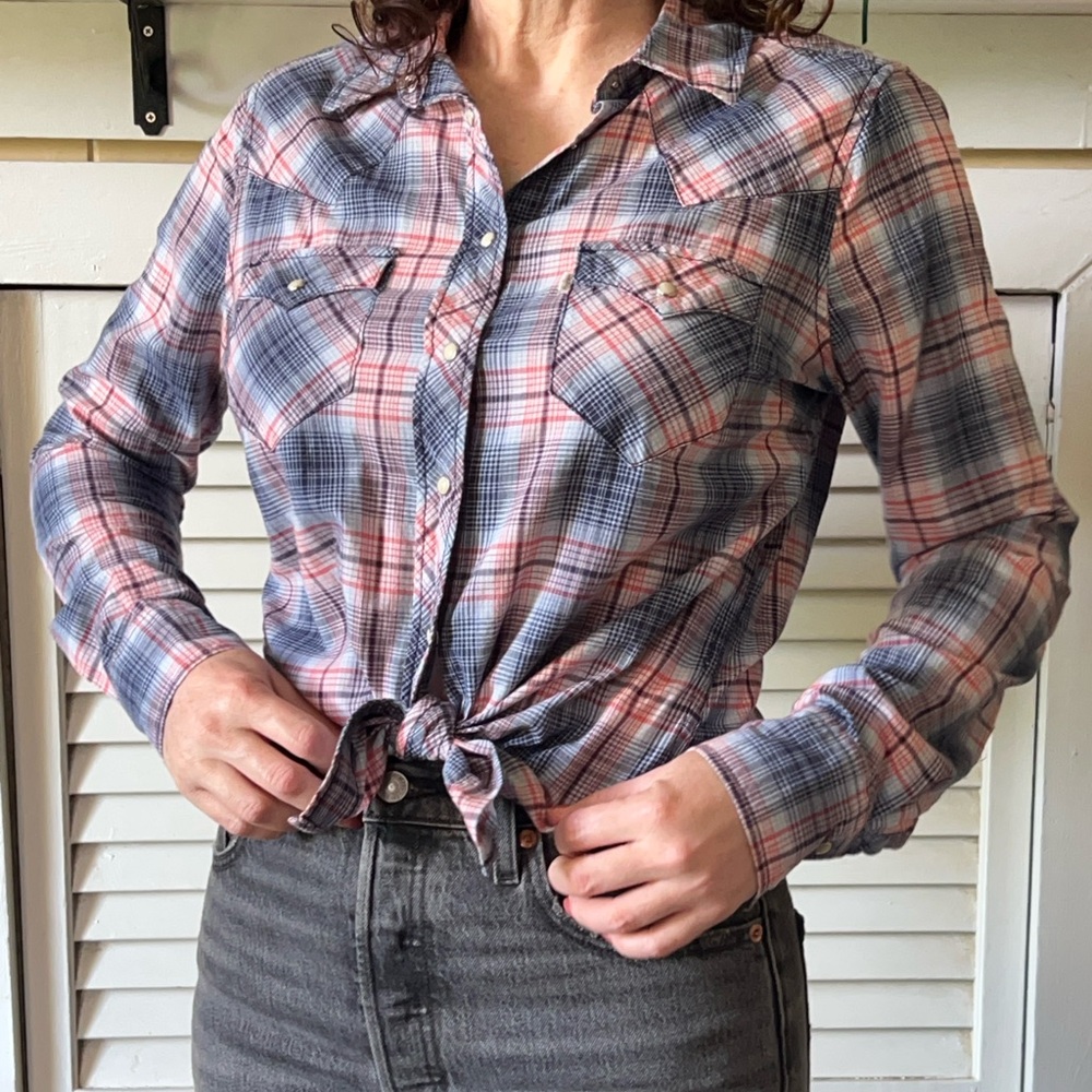 Vintage Levi’s plaid pearl snap western woman’s long sleeve cotton shirt  S /M